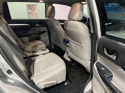 Used 2017 Toyota Highlander XLE AWD/4WD image 37