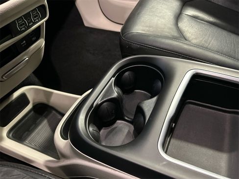 Used 2022 Chrysler Pacifica Touring-L image 19