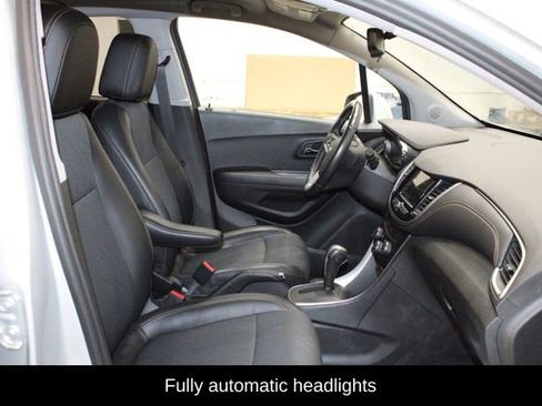 Used 2019 Chevrolet Trax LT w/ LT Convenience Package image 14