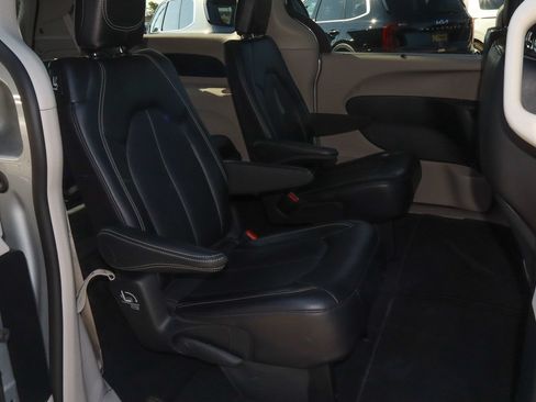 Used 2024 Chrysler Pacifica Touring-L FWD image 27