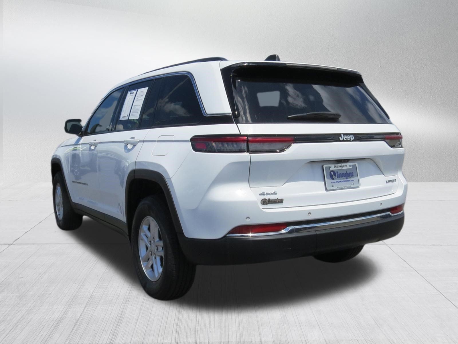 Used 2023 Jeep Grand Cherokee Laredo AWD/4WD image 5