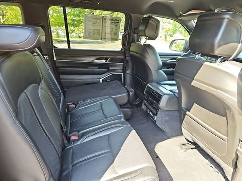 Used 2024 Jeep Wagoneer L Series III w/ Flexible Seating Group AWD/4WD image 16
