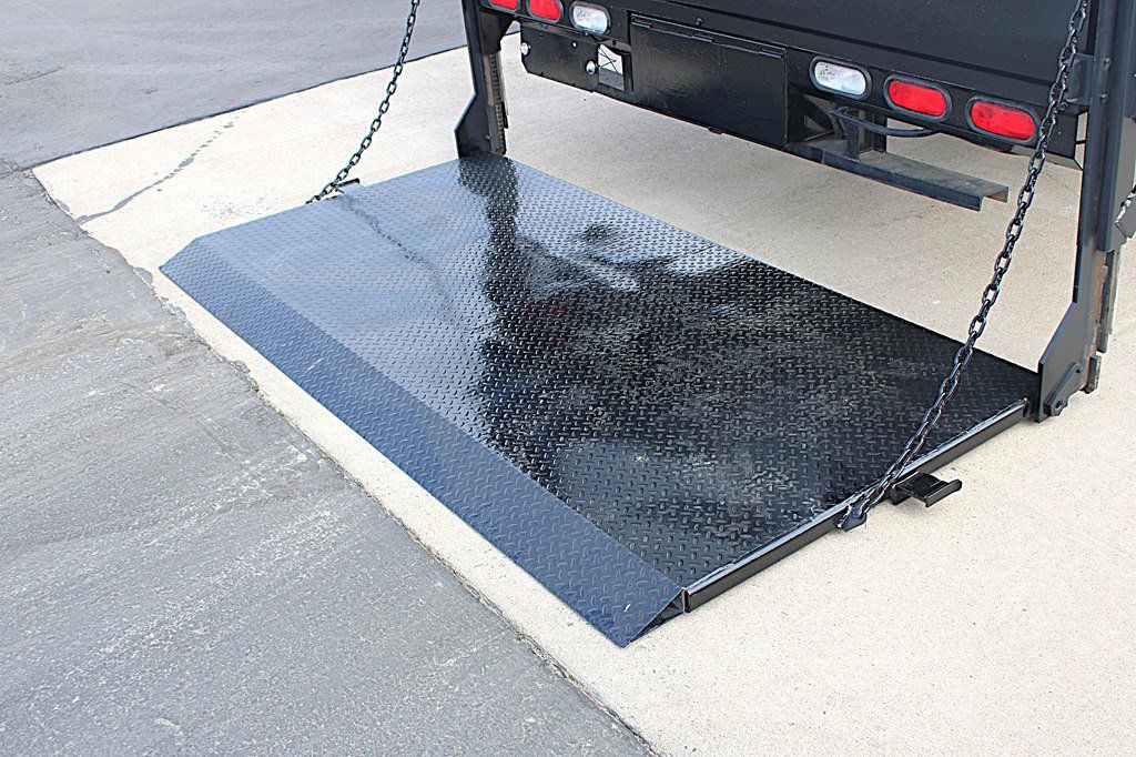 Used 2019 Isuzu NPR RWD image 11