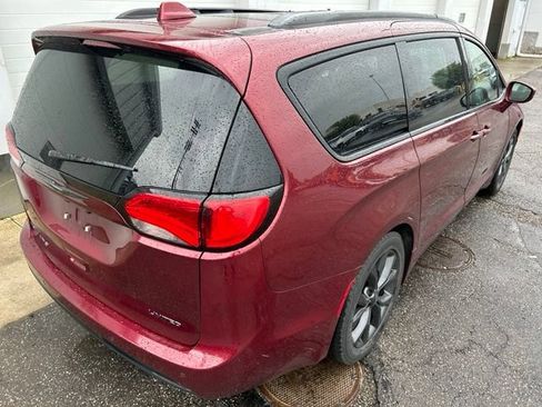 Certified 2019 Chrysler Pacifica Limited w/ S Appearance Package FWD image 5