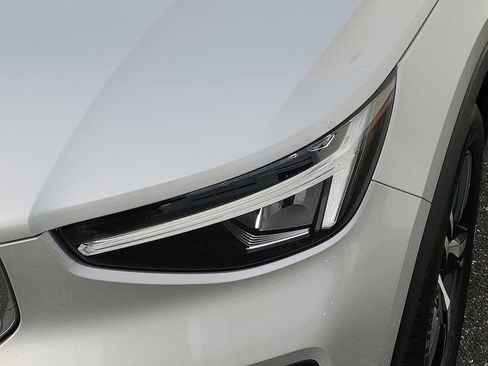 Used 2025 Volvo XC40 B5 Core image 9