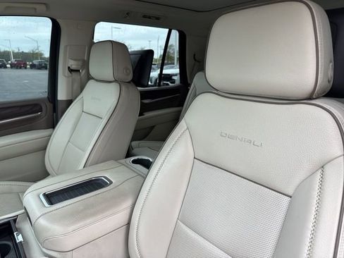 Used 2023 GMC Yukon Denali w/ Advanced Technology Package AWD/4WD image 17