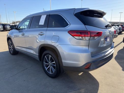 Used 2018 Toyota Highlander SE image 8