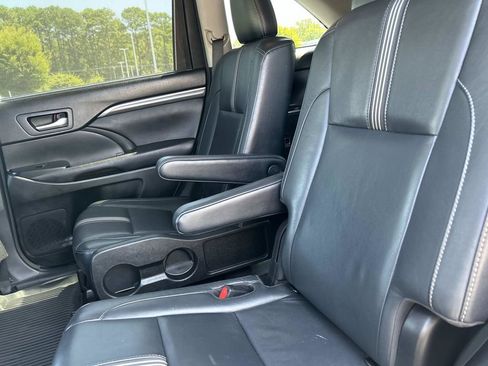 Used 2017 Toyota Highlander SE AWD/4WD image 16