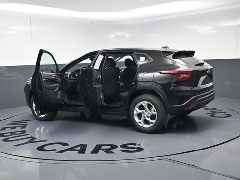 Used 2026 Chevrolet Trax LS w/ LS Convenience Package FWD image 27