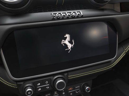 Used 2019 Ferrari Portofino Base image 32