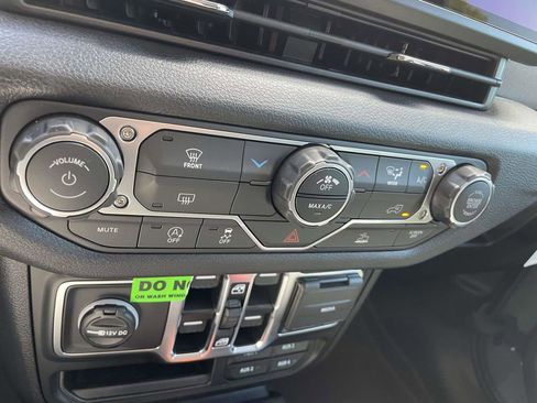 New 2025 Jeep Gladiator Sport image 26