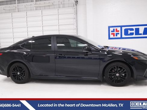 Used 2025 Toyota Camry SE FWD image 4