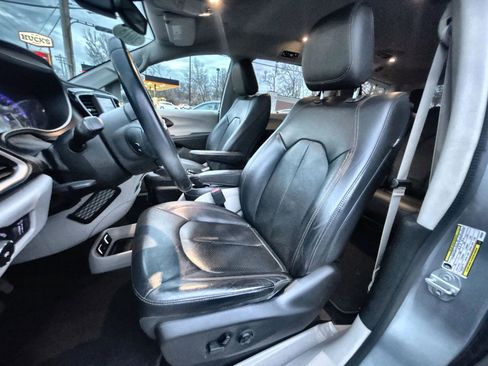 Used 2018 Chrysler Pacifica Touring-L image 13