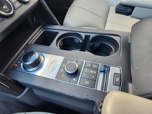 Used 2018 Land Rover Discovery SE image 19