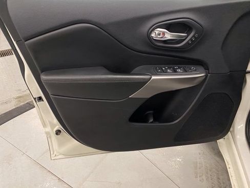 Used 2019 Jeep Cherokee Overland w/ Technology Group AWD/4WD image 24