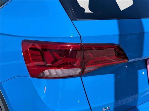 Used 2024 Volkswagen Taos SE w/ Panoramic Sunroof Package FWD image 11