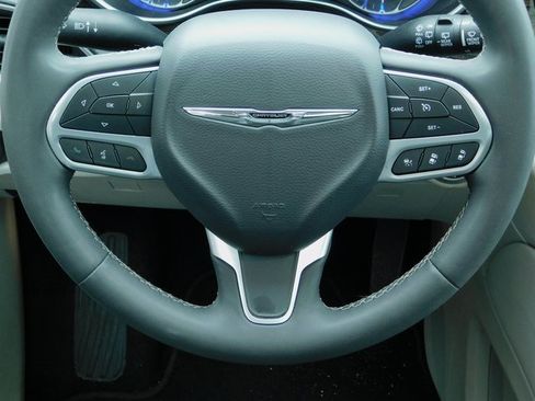 Used 2023 Chrysler Pacifica Limited image 17