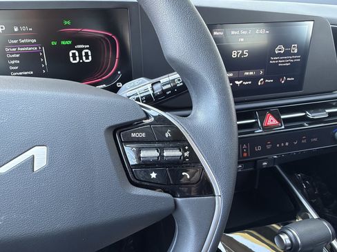 Used 2025 Kia Niro LX FWD image 27