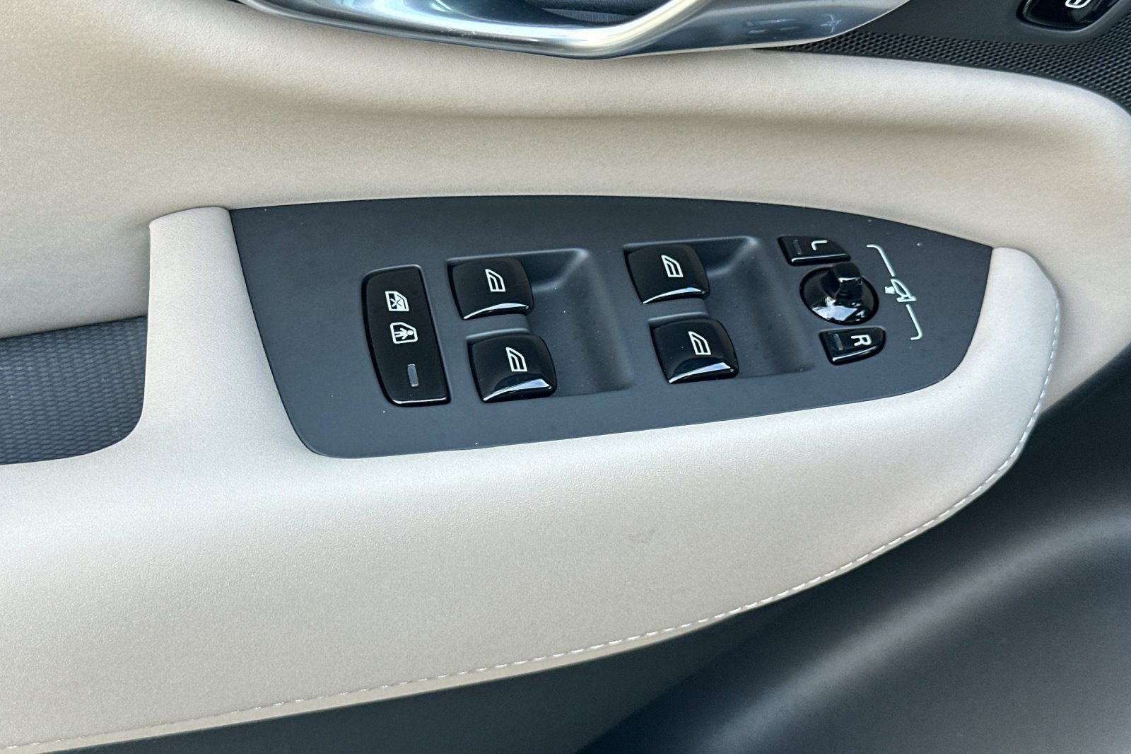 Certified 2026 Volvo XC90 B5 Core AWD/4WD image 13