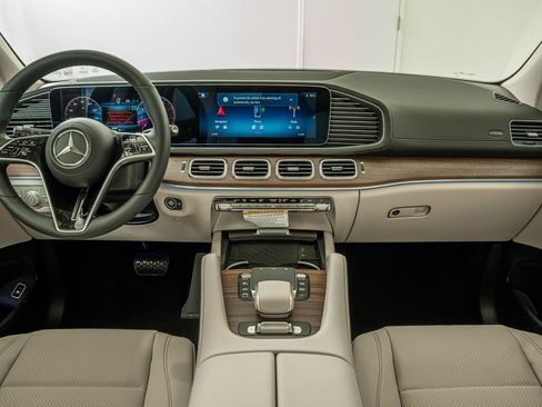 Used 2026 Mercedes-Benz GLS 450 4MATIC image 28