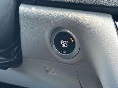 Used 2024 Chrysler Pacifica Touring-L image 23