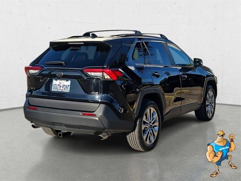 Used 2021 Toyota RAV4 XLE Premium image 5