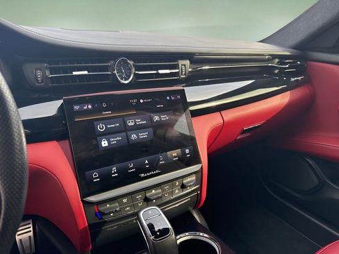 Used 2022 Maserati Quattroporte Modena Q4 image 12