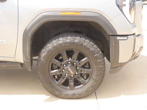 Used 2024 GMC Sierra 2500 AT4 AWD/4WD image 9
