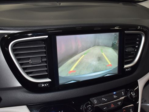 Certified 2024 Chrysler Pacifica Touring-L FWD image 13