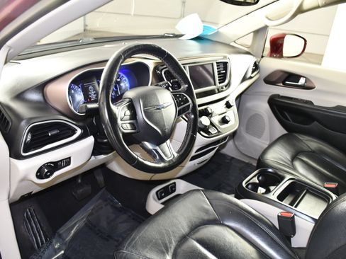 Used 2019 Chrysler Pacifica Touring-L FWD image 2