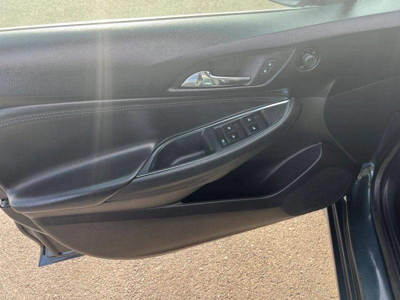 Used 2017 Chevrolet Cruze Premier FWD image 21