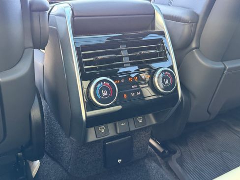 Used 2025 Land Rover Range Rover SE AWD/4WD image 18