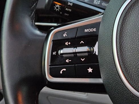 Used 2024 Kia Carnival EX image 23