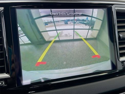 Used 2024 Chrysler Pacifica Touring-L image 15