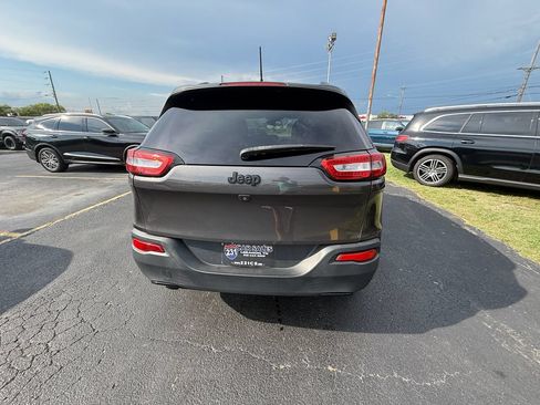 Used 2018 Jeep Cherokee Latitude w/ Altitude Package FWD image 4