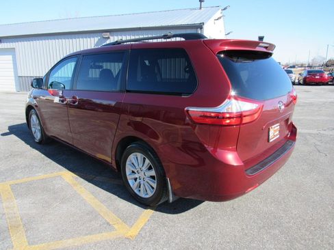 Used 2016 Toyota Sienna LE image 4