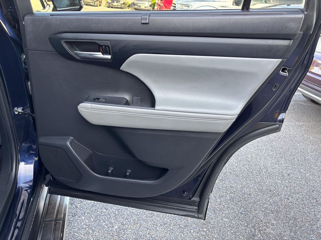 Used 2023 Toyota Highlander XLE AWD/4WD image 43