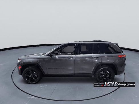 Used 2023 Jeep Grand Cherokee Altitude image 3