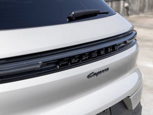 Certified 2025 Porsche Cayenne AWD/4WD image 19