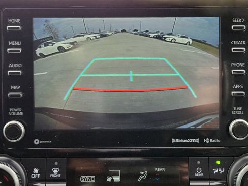 Used 2021 Toyota Highlander XLE image 17