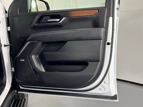 Used 2025 GMC Yukon XL Denali w/ Sun & Power Step Package image 9