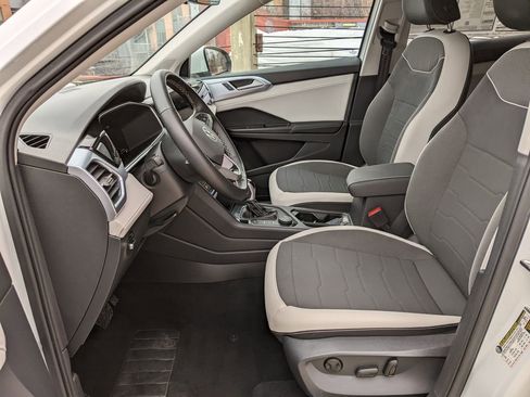 Certified 2025 Volkswagen Taos SE image 11