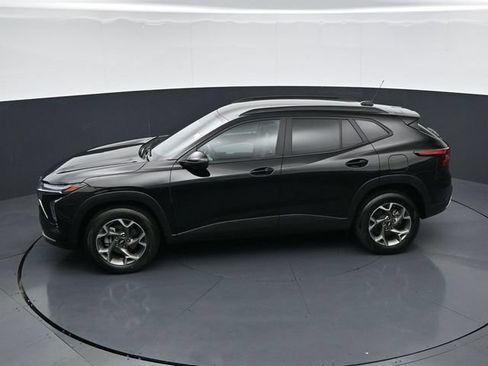 Used 2025 Chevrolet Trax LT w/ LT Convenience Package FWD image 35