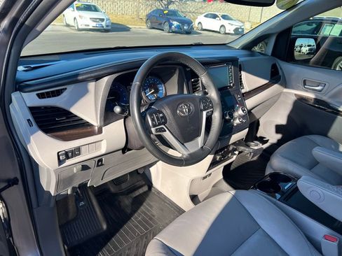 Used 2018 Toyota Sienna XLE image 17