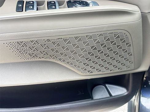 Used 2025 Kia Carnival FWD image 21