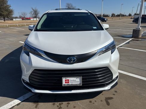 Used 2025 Toyota Sienna XLE image 2