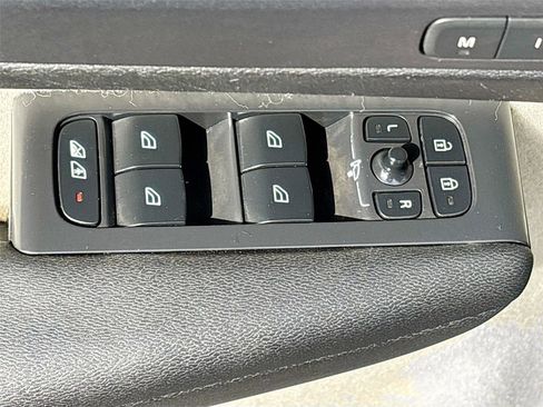 Used 2020 Volvo XC40 T5 Momentum w/ Protection Package Premier image 18