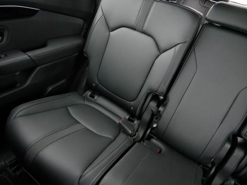 Certified 2025 Honda Pilot Touring image 12