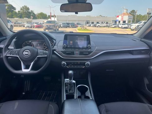 Used 2024 Nissan Altima 2.5 SV FWD image 14