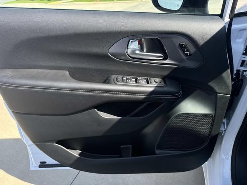 New 2026 Chrysler Pacifica Select FWD image 18
